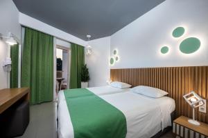 凯法洛斯宙斯酒店的一间卧室配有一张绿色的大床