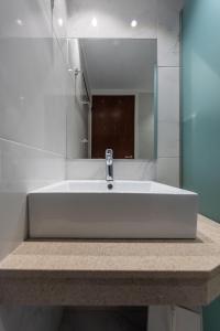 凯法洛斯宙斯酒店的浴室设有白色水槽和镜子