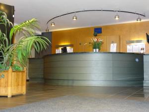 布鲁塞尔布鲁塞尔世博超值住宿酒店的大堂设有植物等候区