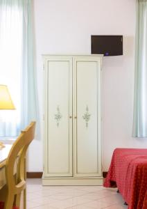 威尼斯Guesthouse Ca' San Marcuola 1的一间房间里装有雪人的白色橱柜