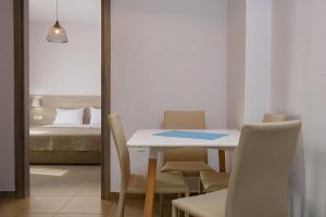 伊里斯斯Villa Ourania的一间带桌椅和一张床的用餐室