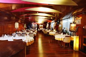 索非亚阿奈尔酒店的一间设有白色桌椅的用餐室
