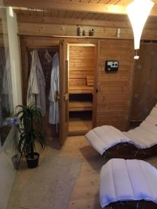 HaigerlochSouterrain Ferienwohnung的一间设有桑拿浴室的客房,内设两张床