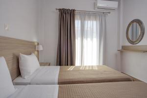 伊里斯斯Villa Ourania的一间卧室设有一张大床和一个窗户。