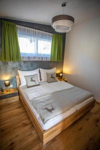 皮森多夫Apartment Steff & Stoff的一间卧室配有一张带绿色窗帘的大床