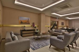 马尔丁Mardin Airport hotel的带沙发、椅子和桌子的客厅