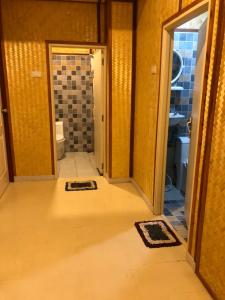 俊穆岛岩石景露台旅馆的一间带步入式淋浴间和卫生间的浴室
