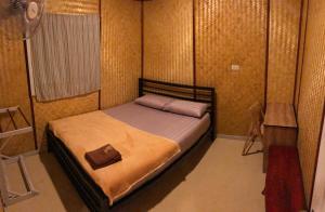 俊穆岛岩石景露台旅馆的一间小卧室,卧室内配有一张床铺