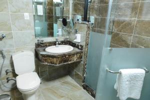 亚历山大阿尔蒙塔扎东方酒店的浴室配有卫生间、盥洗盆和淋浴。