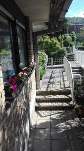 萨拉热窝Stan Breka的房屋一侧带鲜花的阳台