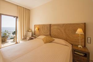 普拉加德阿罗卡普罗伊格布拉瓦酒店的一间卧室设有一张大床和一个大窗户