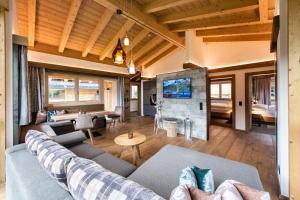 图克斯Chalet´s Alpenjuwel的带沙发和电视的客厅