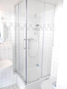 弗莱堡Tuniberg Restaurant Hotel的浴室里设有玻璃门淋浴