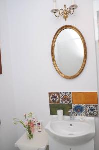 奥拉迪亚Sophie Apartment的浴室设有水槽和墙上的镜子