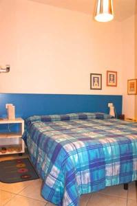 圣温琴佐Appartamento Pergola的一间卧室配有一张蓝色墙壁的床