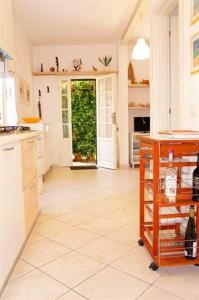 圣温琴佐Appartamento Pergola的厨房配有白色家电,铺有瓷砖地板。