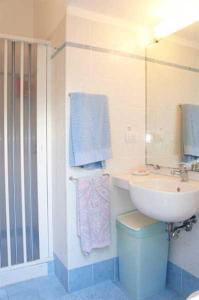 圣温琴佐Appartamento Pergola的一间带水槽、卫生间和镜子的浴室