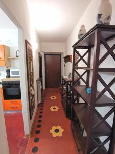 蓬特雷莫利Appartamento Liliana的厨房设有楼梯,地板上放着鲜花