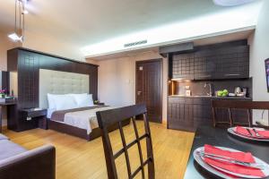 索非亚CityHome Aparthotel的酒店客房带一张床和一个厨房