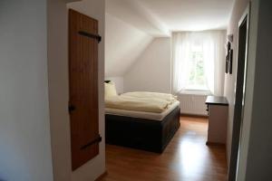 文西德尔Hotel Berggasthof Waldlust的一间小卧室,配有床和窗户