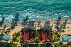 霍普金斯Hopkins Bay Belize a Muy'Ono Resort的享有海滩和海洋的空中景致