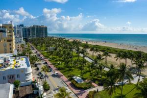 迈阿密海滩Leslie Hotel Ocean Drive的享有海滩和海洋的空中景致