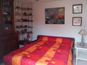 伊西莱穆利诺尚布尔酒店的一间卧室配有一张带五颜六色棉被的床