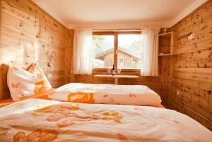 卢松Lehrnerhof Lüsen的一间卧室设有一张床和一个窗口