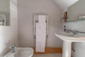 LlandegfanCoed y Berclas guest room, wonderful view的白色的浴室设有水槽和卫生间。