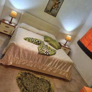 Villa Santa MariaCasa di Giusy的一间卧室配有一张带两盏灯和两张地毯的床。
