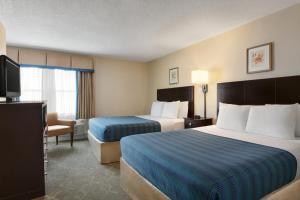 大洋城哈里森豪酒店的酒店客房设有两张床和电视。