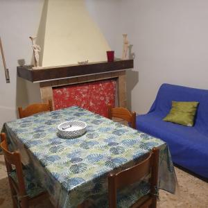Villa Santa MariaCasa di Giusy的客厅配有一张桌子和一张沙发。