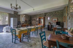 科尔托纳艾尔格索酒店的一间带桌椅的用餐室和一间厨房