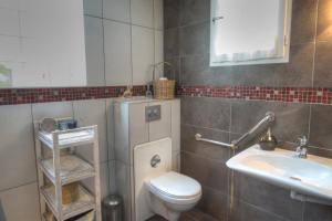 马尼·莱斯·阿莫幸运草原旅馆的一间带卫生间和水槽的浴室