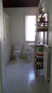 科瓦莱达Covaleda naturazleza y relax的一间带卫生间、水槽和窗户的浴室