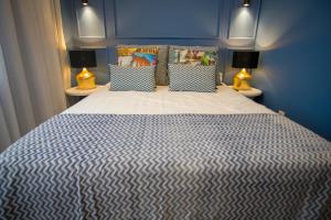 普拉亚达维多利亚ZIGZAG HOSTEL的蓝色卧室设有一张带蓝色墙壁的大床