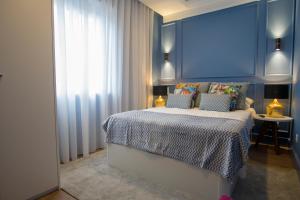 普拉亚达维多利亚ZIGZAG HOSTEL的一间卧室配有一张蓝色墙壁的床
