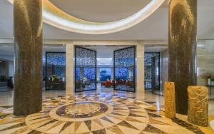 突尼斯突尼斯莫凡彼酒店的大厅,大楼中央有一个喷泉