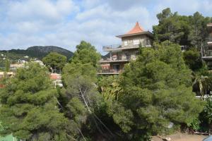 SerraCasa Rural Porta Del Cel的一座树冠茂密的山顶上的建筑