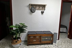弗龙特拉VIVIENDA VACACIONAL CRUZ ALTA的墙上有桌子和时钟的房间