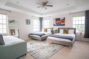 大西洋城NEW Luxury Quiet Island Atlantic City Getaway的一间卧室配有两张床和吊扇