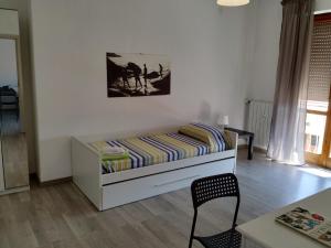 费拉约港Bell'appartamento的卧室配有1张床、1张桌子和1把椅子