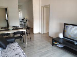 费拉约港Bell'appartamento的客厅配有电视和桌椅