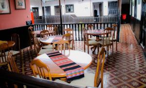 卡哈马卡卡萨布兰卡酒店的餐厅内带桌椅的用餐室