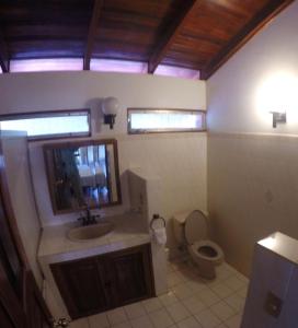 奥科塔尔Ocotal Beach Front House #25的一间带水槽和卫生间的浴室