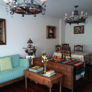 桑坦德Habitaciones en El Sardinero-Santander的客厅配有沙发和桌子