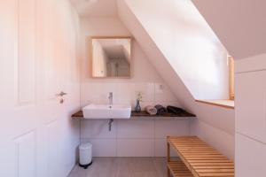 马格修希黑姆maindrei - schlafen am fluss的白色的浴室设有水槽和楼梯