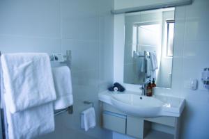 陶朗加850卡梅隆汽车旅馆的白色的浴室设有水槽和镜子