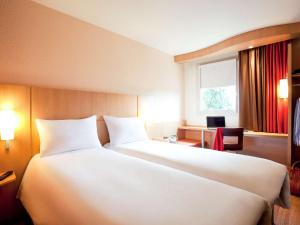 里昂东卡浦纳宜必思酒店客房内的一张或多张床位