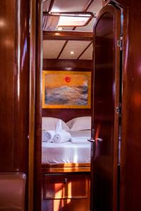 雅典Boat Aiolis in the Athenian Riviera!的通往卧室的开放式门,卧室配有床